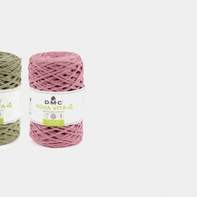 Dois novelos de fio DMC NOVA VITA 4, verde oliva e rosa, com etiquetas brancas