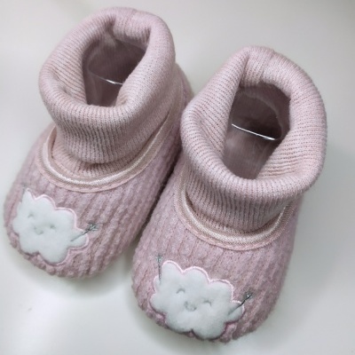 Botins de bebé cor-de-rosa com nuvens brancas