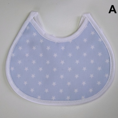 Babete azul claro com estrelas brancas e bordas brancas