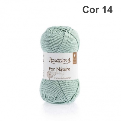 Novelo de fio verde-água claro Rosários 4 For Nature cor 14 com rótulo branco.