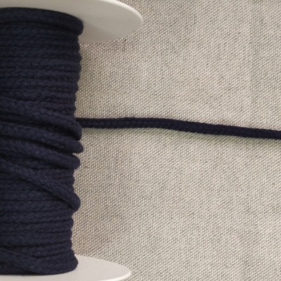 Fio azul marinho enrolado em carretel branco