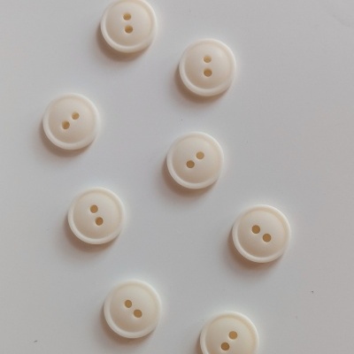 Oito botões brancos redondos com dois orifícios sobre fundo branco