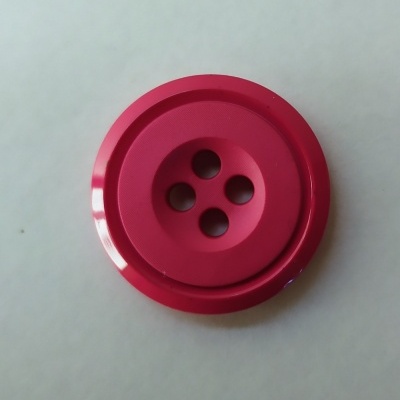 Botão vermelho redondo com quatro buracos