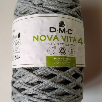 Bobina de fio cinzento claro DMC NOVA VITA 4 algodão reciclado com etiqueta branca e verde