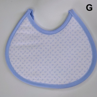 Babete redondo branco com pequenas flores azuis e borda azul claro