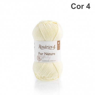 Novelo de fio creme claro Rosários 4 For Nature em fundo branco