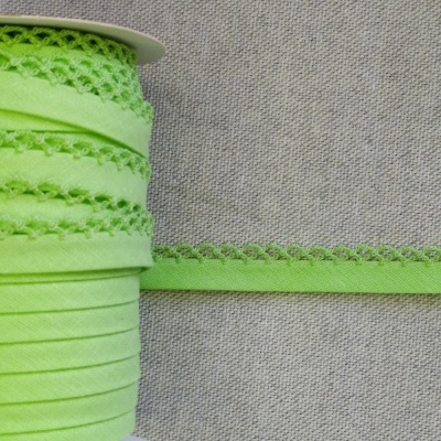 Rolo de fita de tecido verde com bordado em fundo cinza