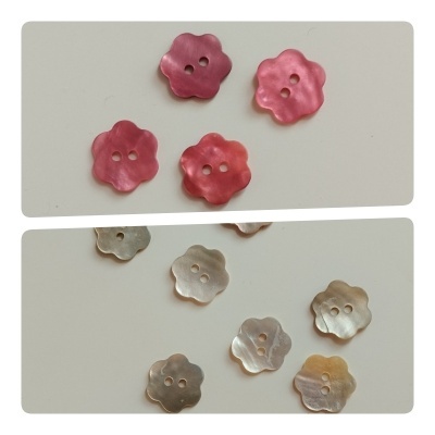 Botões florais em rosa e tons neutros com dois furos, sobre fundo branco.