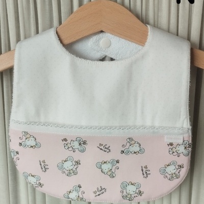 Babete de bebé branco e rosa com padrão de ratinhos