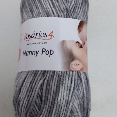 Novelo de lã cinzenta com etiqueta branca 