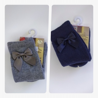 Par de meias infantis com laços cinza e azul escuro