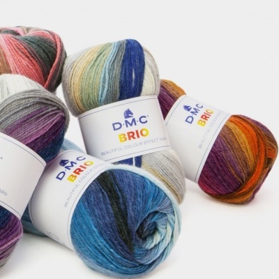 Novelos de lã colorida D.M.C BRIO com degradê de cores