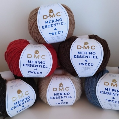 Seis novelos de lã coloridos DMC Merino Essentiel 4 Tweed com rótulos brancos