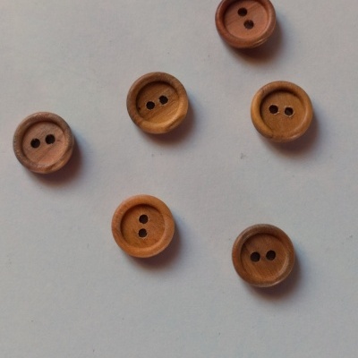 Seis botões redondos de madeira castanho claro com dois orifícios e texto 11 mm
