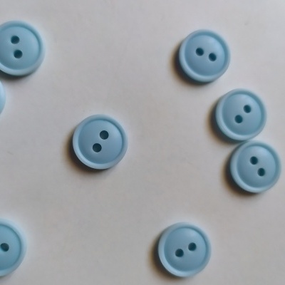 Botões azuis claros redondos com dois furos