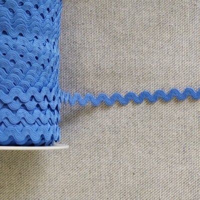 Rolo de fita zigzag azul forte com texto 'Azul forte' em fundo bege