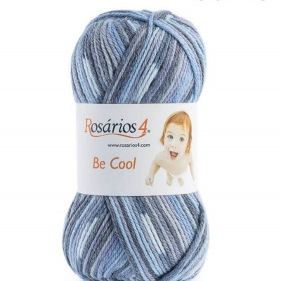 Novelo de lã azul e cinza Rosários 4 Be Cool Cor 18 com etiqueta branca e imagem de criança