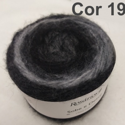 Novelo de lã preto e cinzento com etiqueta branca