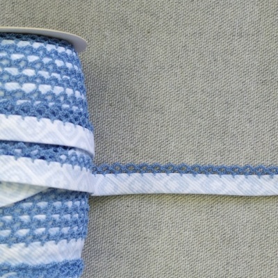 Rolo de fita azul e branca sobre fundo cinzento com a palavra Azul