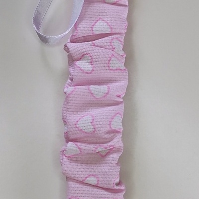 Prendedor para chucha rosa com corações e clipe branco