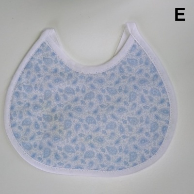 Babete para bebé azul claro com padrão e borda branca