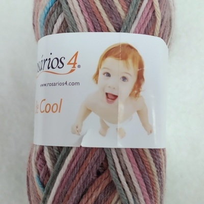 Novelo de lã multicolorida com etiqueta branca e imagem de bebé ruivo