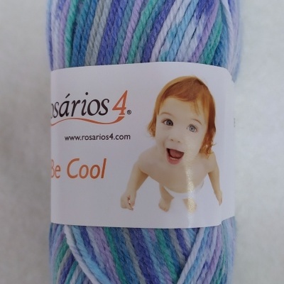 Novelo de lã azul, lilás, verde e branco com etiqueta e imagem de bebé