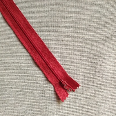 Fecho éclair vermelho Cor 548 sobre tecido bege