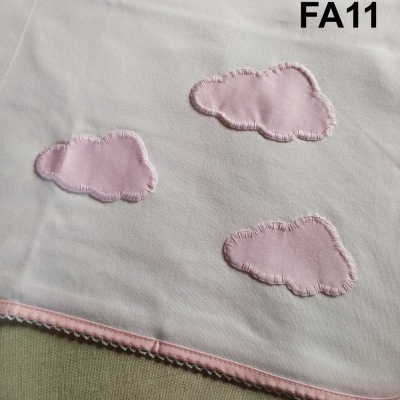 Pano branco com nuvens cor-de-rosa aplicadas e borda cor-de-rosa