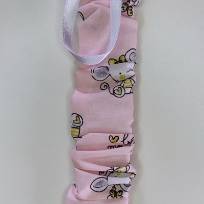 Suporte para chupeta com tecido rosa e ratinhos cinzentos, fita branca e clip plástico branco.
