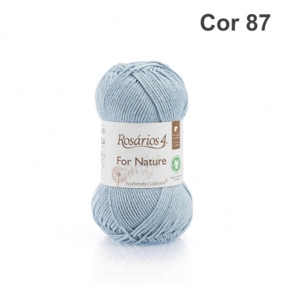 Novelo de fio de lã azul claro Rosários 4 For Nature com etiqueta branca Cor 87