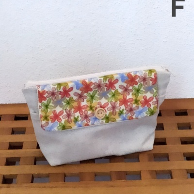 Bolsa pequena cinzento com aba florida multicolor