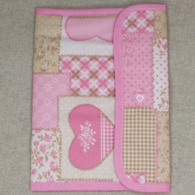 Carteira rosa e bege com padrão de retalhos e corações