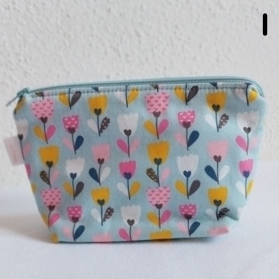 Necessaire azul claro com padrão floral colorido