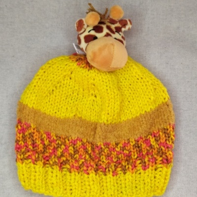 Gorro amarelo com cabeça de peluche de girafa no topo