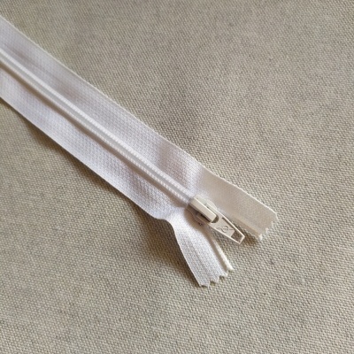 Fecho éclair branco com o texto Cor 501