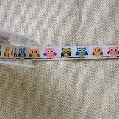 Fita decorativa com padrão de corujas coloridas