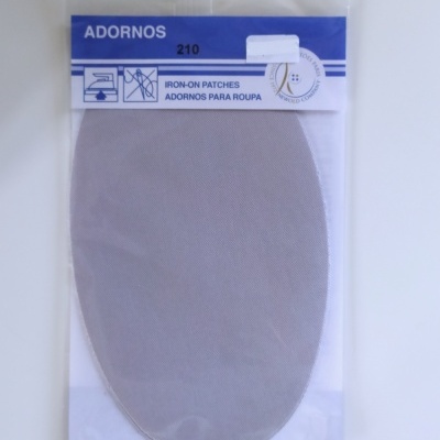 Adorno oval cinza claro para roupa embalado num saco plástico