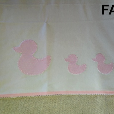 Toalha branca com borda rosa e patinhos bordados