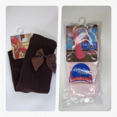Meias infantis marrons tricotadas com laço e em embalagem plástica transparente.