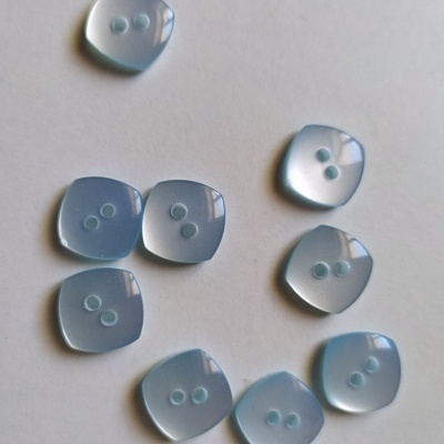 Botões quadrados azuis translúcidos com dois furos em fundo branco