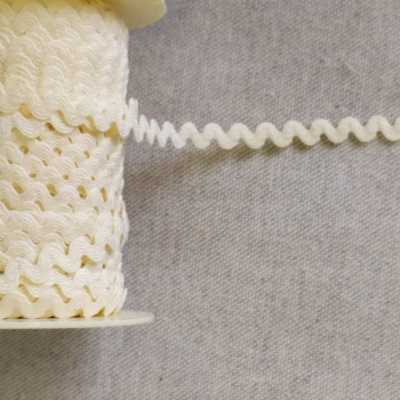 Rolo de fita ondulada cor pérola com texto 