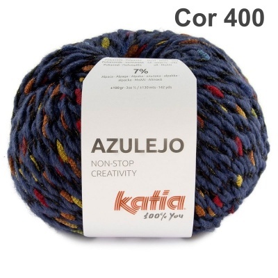 Novelo de lã Katia Azulejo Cor 400 com etiqueta branca e fios torcidos coloridos