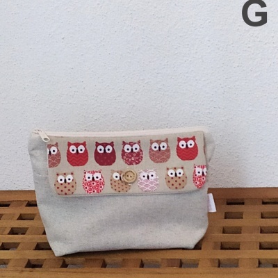 Necessaire cinza claro com estampa de corujas coloridas e botão de madeira na aba