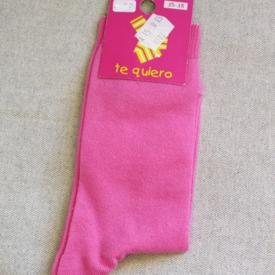 Meia rosa choque com etiqueta rosa 'te quiero' tamanho 35-38 sobre tecido cinzento