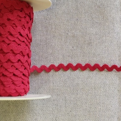 Rolo de fita vermelha ondulada com a palavra Vermelho