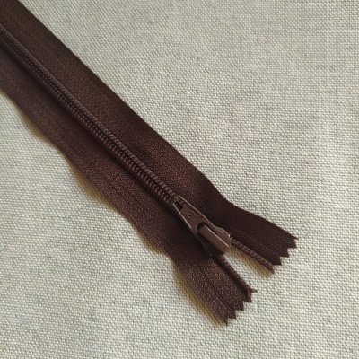 Fecho éclair castanho escuro com texto 'Cor 702'