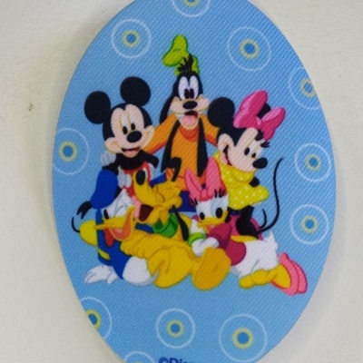 Emblema oval azul com personagens Disney Mickey, Minnie, Pato Donald, Margarida, Pluto e Pateta