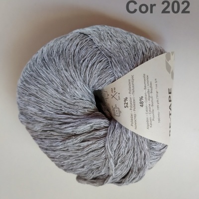 Novelo de fio cinza claro e escuro com etiqueta branca de composição e cuidados