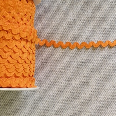 Rolo de fita laranja de ziguezague sobre fundo cinza
